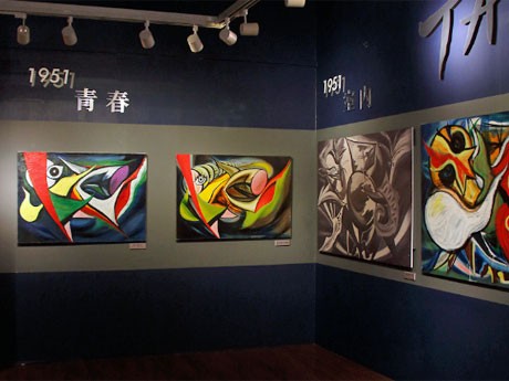 描き替えられた作品と再現制作した作品を比較展示する場内。写真提供：岡本太郎記念館