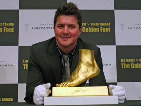 リオネル・メッシ選手の兄ロドリゴ・メッシさんと純金のオブジェ