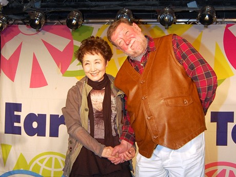 記者発表に参加した（左から）歌手の加藤登紀子さんと実行委員長のC.W.ニコルさん