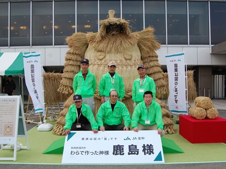 高さ約4メートルの「鹿島様」と制作した秋田県湯沢市岩崎地区の町内会の人たち