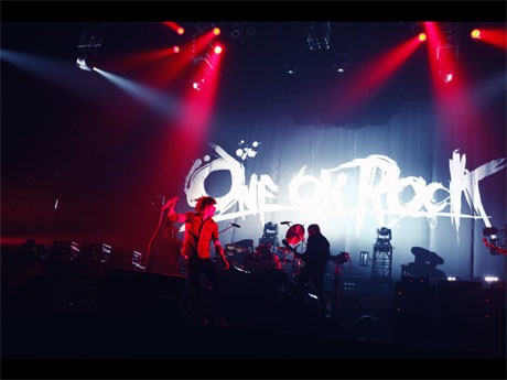 エモ・ロック・メタルの要素を取り入れたサウンドが特徴的な4人組ロックバンド「one ok rock」のライブ写真
