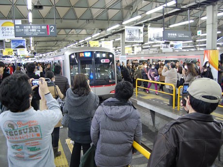 電車が到着するたびにカメラを向ける人たち