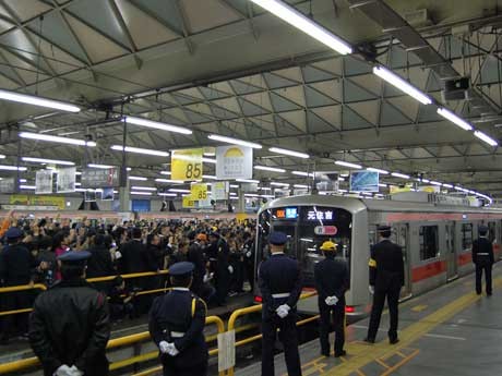 東横線渋谷駅最終列車となった元住吉行き列車。鉄道ファンなどから「ありがとう」の声が上がる中、出発した