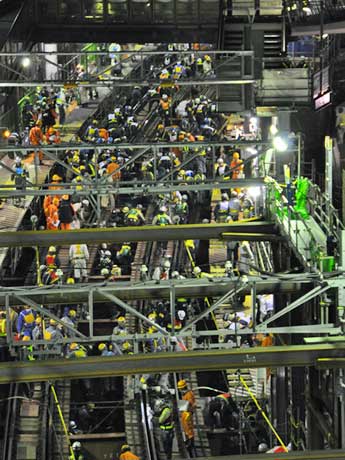 最終の下り回送電車が通過した後、工事作業員が一斉に線路内に入り込み地下化切替工事が始まった代官山駅