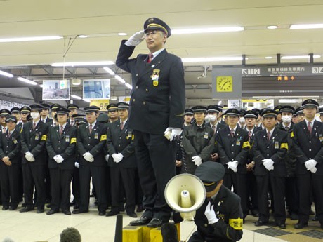 敬礼する毛内定夫渋谷駅長