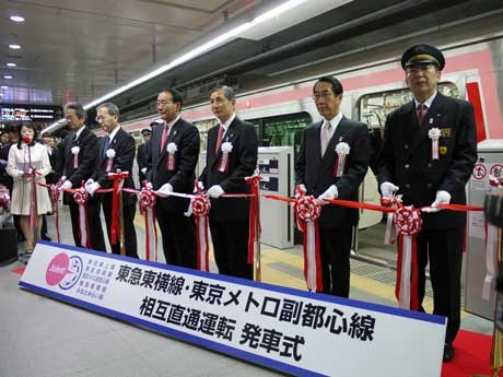 テープカットに臨む鉄道会社5社の社長（右から3人目が東急電鉄・野本弘文社長、右端は廣田博美渋谷駅統括駅長）