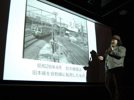 自信が撮影した写真や昭和初期の渋谷駅の写真などを使ってトークを繰り広げた鉄道写真家・中井精也さん