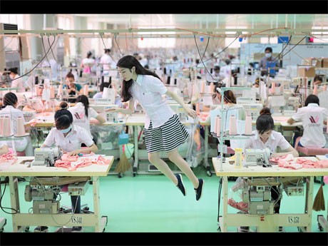 ジャンプした瞬間を撮影した「本日の浮遊」よりToday's Levitation: Vietnam Wacoal Corp., Bien Hoa, Vietnam Courtesy of the artist and MEM