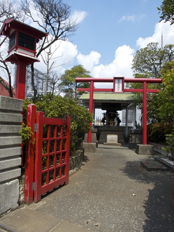 移設前の「東横稲荷神社」