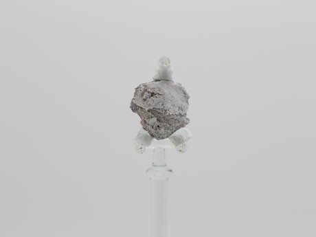 大阪万博「月の石」に見立てて展示している岡本太郎の遺骨Chim↑Pom「PAVILION」2013&copy;Chim↑Pom　写真提供：岡本太郎記念館 協力:Courtesy of MUJIN-TO Production, Tokyo 撮影:日比野武男