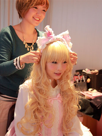 スタイリストがヘアメークなどもしてくれる
