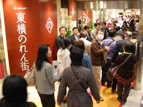 9時50分の開店とともに新しい「東横のれん街」に流れ込む来店客
