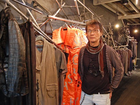「まずは見て、触って、着てみてほしい」と話すデザイナーの佐藤孝信さん
