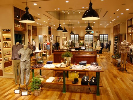 木目を基調にスチールを取り入れるなど「ビンテージ感を感じさせる」内装の店内
