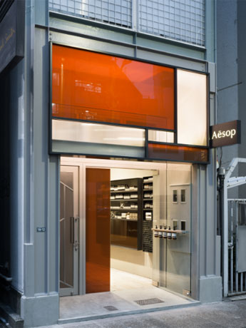 明治通りに面した店舗の外観（写真:太田拓実さん）