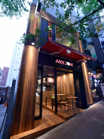 店舗外観。ファサード・内装ともに木目を基調に仕上げた