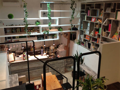 「代官山沖縄案内所」が開催されるカフェ＆ショップ「felt」店内