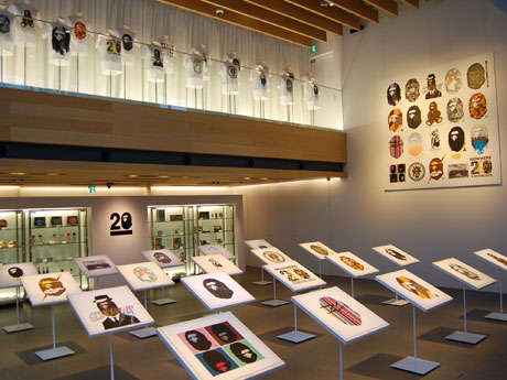 NIGOさんはじめ20人が手掛けたアートワークを展示する場内