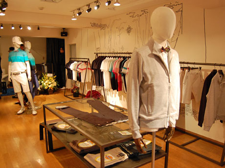 白や木材を基調にしたシンプルな店内。壁面には「森」をテーマにした絵が描かれている