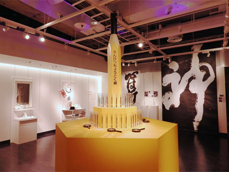 約100点の作品を展示する場内。「じっくり」見られるようルーペも用意している
