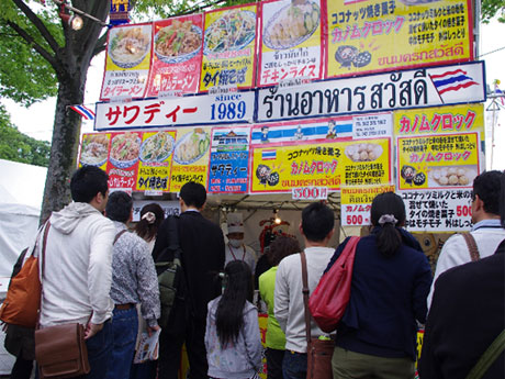 場内にはトムヤムクンなどタイ料理を提供するブースなどが並ぶ（写真は昨年の様子）