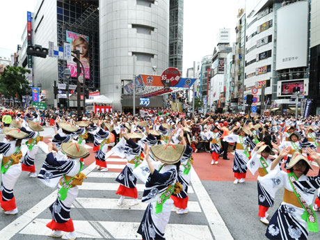 「渋谷音頭」などの民謡に合わせ約6000人がパレードする。写真は昨年の様子