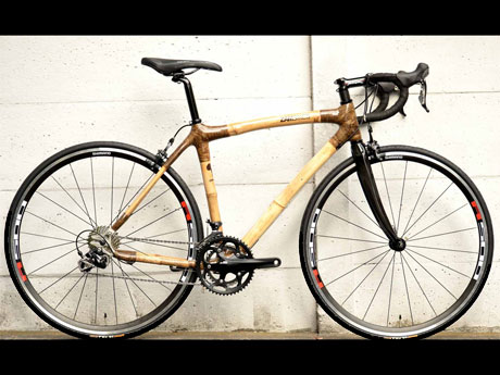 参加ブランドの一つであるザンビアの竹で作ったバイクフレーム「ZAMBIKES」を使った自転車