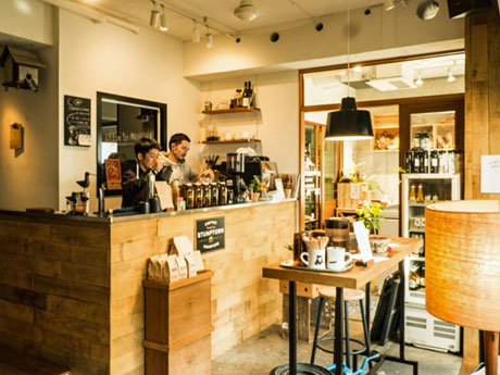 イタリアンレストラン内のカウンターを使う店舗&copy;PADDLERS CFFEE