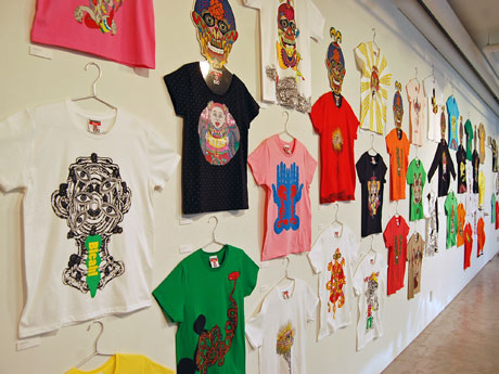 Tシャツをキャンバスにした100点のうち52点を展示する場内