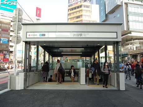 現在は上りエスカレーターと階段のみとなっている9番出入り口