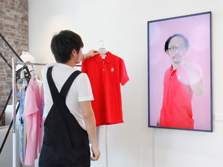 ビームスとコラボしたTシャツやポロシャツどを手に取ると、商品を着た森翔太さんの動画が流れるインタラクティブハンガー「teamLabHanger」