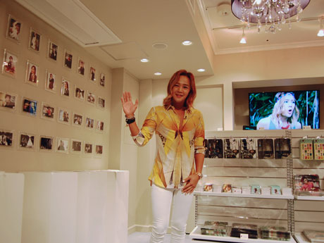 オープンを前に来店したチャン・グンソクさん