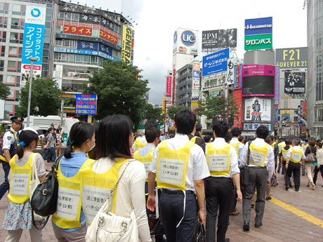 警察などの誘導で帰宅困難者支援施設へ向かう参加者たち