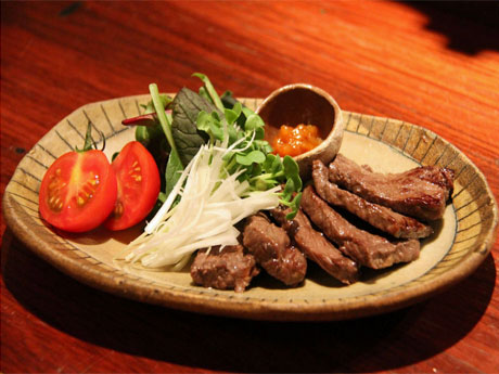 家庭料理店「風花」で提供する「クジラの甘酒漬焼」（700円）