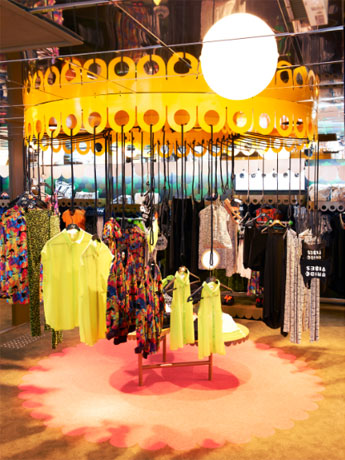 今年6月1日に大阪にオープンした「MONKI」国内1号店の店内