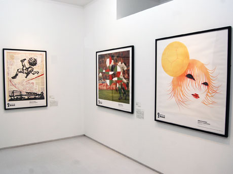 場内では川島秀明さんの作品（右）など各国のアーティストが手掛けた13点を展示