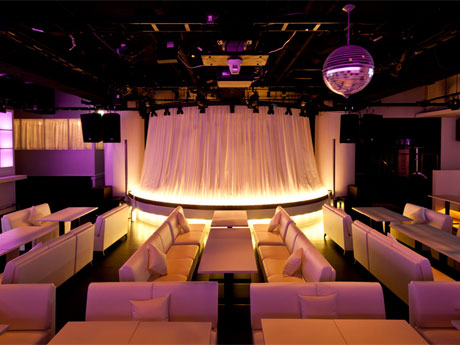 パブリックビューイングなどを行うメーン会場「SHOWER LOUNGE PLUS」の店内