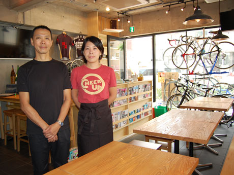 メカニック担当の遠藤隆史さん（左）とオーナーの木保公美さん（右）