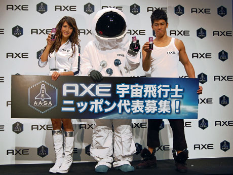 会見に参加したリア・ディゾンさん（左）と武井荘さん（右）ら