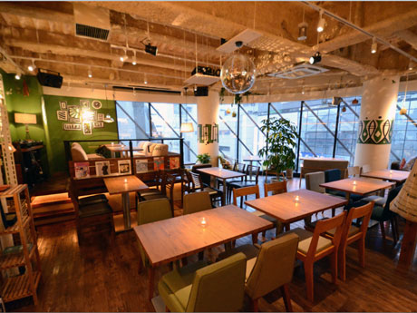「部屋」をコンセプトにした店内