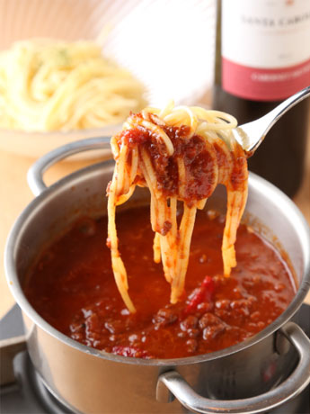 ひき肉とタマネギを煮込んだソースにつける「スパイシーボロネーゼフォンデュ」