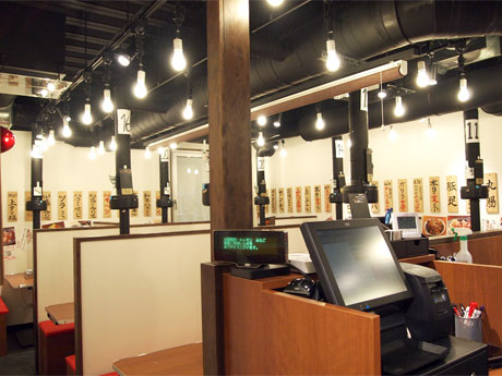 木のテーブルや赤い丸椅子を置くなど「昔ながらの雰囲気、活気ある店づくり」を目指した店内