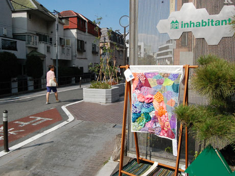 「INHABITANT STORE TOKYO」の店頭に展示している生産デザイン学科テキスタイルデザイン専攻の学生の作品