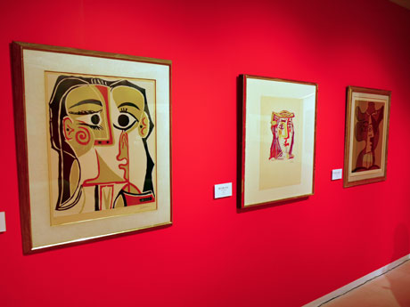 「女の肖像」コーナーには多角的に見た一つの顔を描いた「女の顔」（1962年、左）などが並ぶ