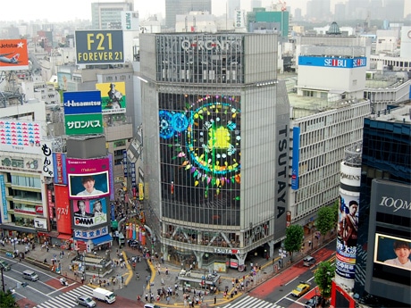 スマートフォンを使いビジョンにデジタル花火を打ち上げる「渋谷デジタル花火大会」のCM