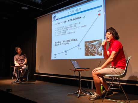 「時間と場所にとらわれない新しい働き方を提案したい」と話すランサーズ秋好陽介社長（右）