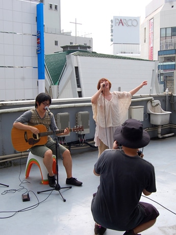 渋谷の街の真ん中で熱唱する「NAADA」ボーカル・RECOさん