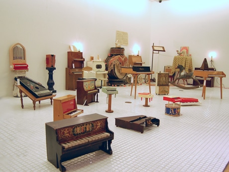 1950年代〜1960年代に製造されたトイピアノを中心に展示する場内