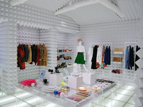 天井や壁面をピラミッド型のオブジェ8000個で覆った「LAILA TOKIO」の店内