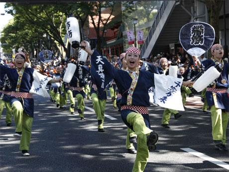 数十人がチーム（連）を組み鳴子持ちながら踊りを披露する（写真は昨年の様子）